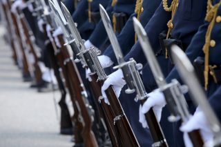 Χαρακίρι για τις ρυθμίσεις του υπουργείου Αμυνας