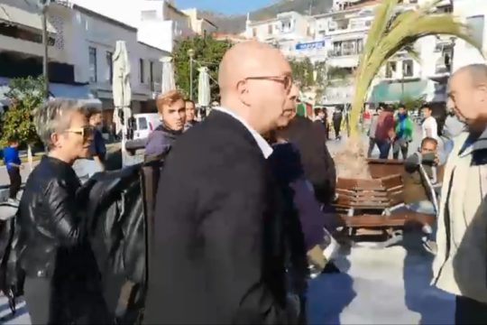 Ρατσιστική επιχείρηση κατά προσφύγων με τον δήμαρχο Αν. Σάμου πρωταγωνιστή [βίντεο]
