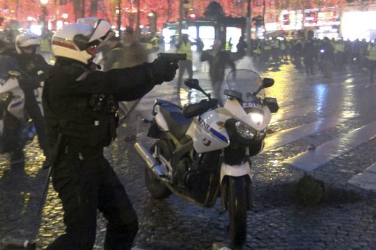 Οι δύο πρώτες καταδίκες αστυνομικών για βία κατά «κίτρινων γιλέκων»