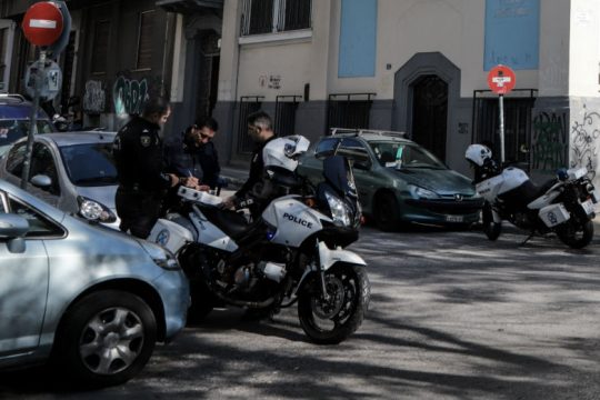 Έψαχναν ναρκωτικά στα Εξάρχεια, αλλά βρήκαν αμφορέα
