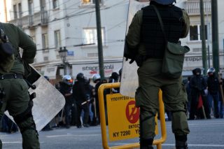 Χρυσοχοΐδης: Ο υπουργός που ξέχασε να φορέσει τα γυαλιά του