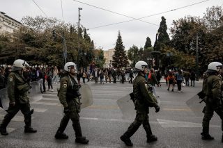 Τι να κάνει η αστυνομία, να κεράσει μελομακάρονα;