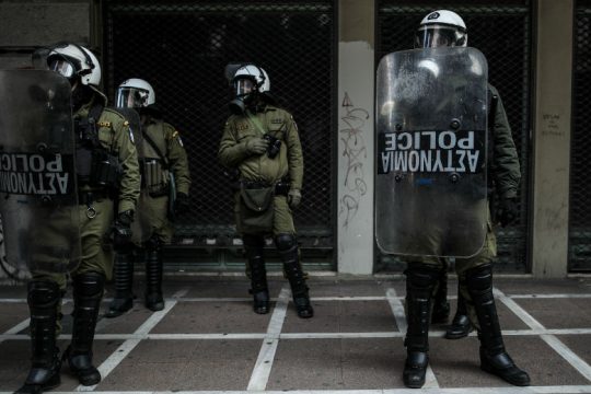 Καταγγελία φοιτήτριας: Αστυνομικοί μου ζήτησαν να κατεβάσω το παντελόνι στη μέση του δρόμου