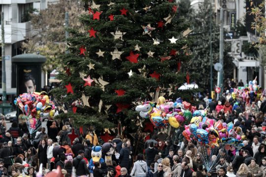 Σφύζει από κόσμο η γιορτινή Αθήνα