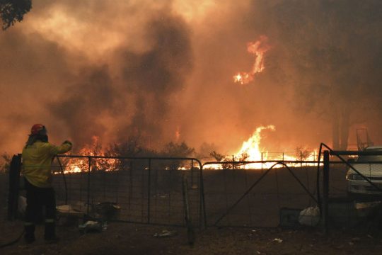 Σε πύρινο κλοιό παραμένει η Αυστραλία, με άλλον έναν νεκρό