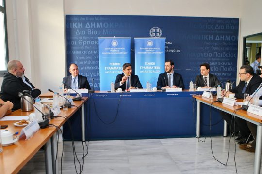 Λέσχες και μετακινήσεις στο προσκήνιο