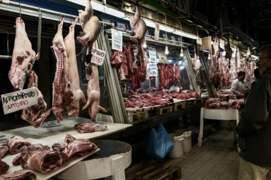 Ψώνια στη Βαρβάρκειο για το γιορτινό τραπέζι