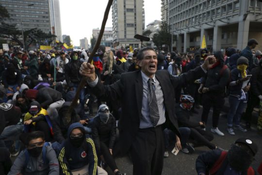 Επιμένουν στους δρόμους οι Κολομβιανοί κατά του προέδρου Ντούκε