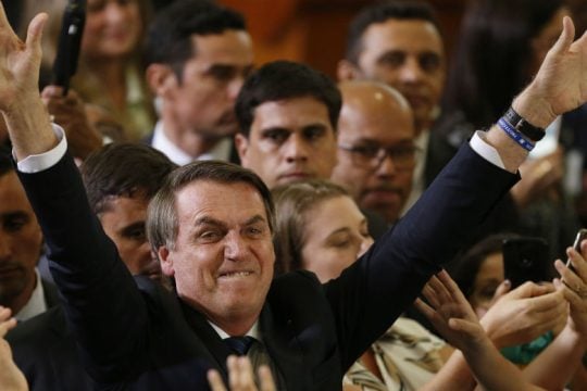 Ομοφοβική «στάχτη στα μάτια» από Μπολσονάρο για την έρευνα κατά του γιου