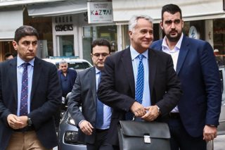 «Τσεκούρι» από Βορίδη και «φωτιά» από τα ΜΑΤ