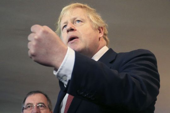 Απαγόρευση διά νόμου παράτασης της μεταβατικής περιόδου για το Brexit προωθεί ο Τζόνσον
