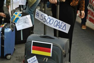 Μορφωμένοι νέοι, μείνετε στην Ελλάδα κι ας είστε άνεργοι…