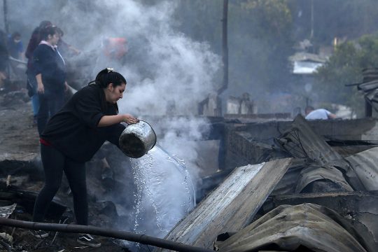 «Στάχτη» έγιναν δεκάδες σπίτια λόγω πυρκαγιάς στη Χιλή 