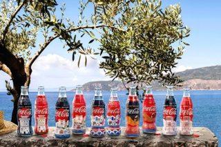 Πίνει Coca-Cola στο όνομα του υπουργείου…