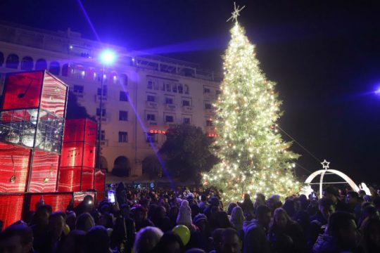Η Θεσσαλονίκη έβαλε τα γιορτινά της