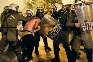Μην αντιδράς, μη μιλάς, κινδυνεύει η ΕΛ.ΑΣ.