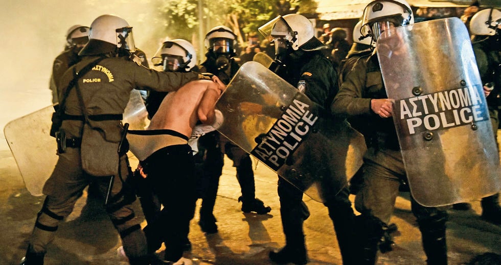 Μην αντιδράς, μη μιλάς, κινδυνεύει η ΕΛ.ΑΣ.