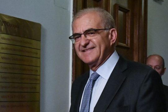 «Παρερμηνεία» ο μεταπτυχιακός τίτλος του «άριστου» υφυπουργού Εξωτερικών