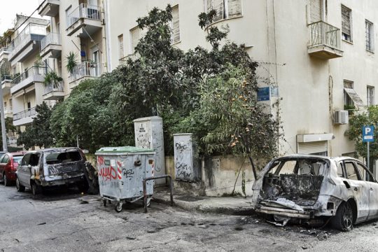 Εμπρησμοί τεσσάρων Ι.Χ. κοντά στην αμερικανική πρεσβεία