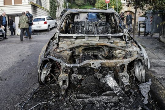 Αυτοκίνητα στις φλόγες σε Βοτανικό, Άνω Λιόσια και Αγία Βαρβάρα