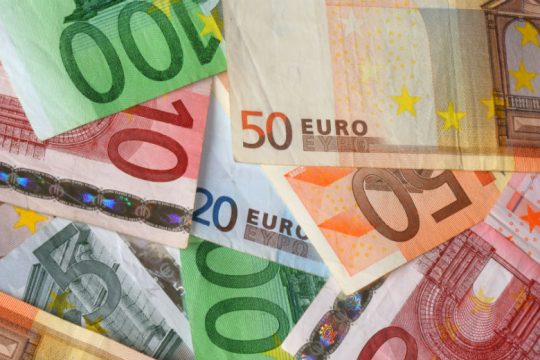 Παραμονή Χριστουγέννων η έκτη δόση του επιδόματος παιδιού