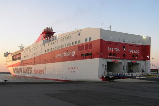 Ελαφριά πρόσκρουση του «Φαιστός Παλάς» στο λιμάνι του Ηρακλείου