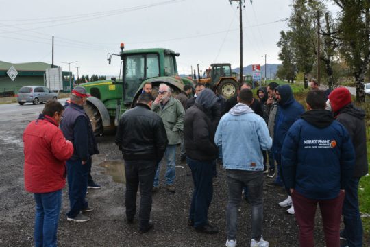 «Ζεσταίνουν» τα τρακτέρ στη Λάρισα και ζητούν να δουν Βορίδη