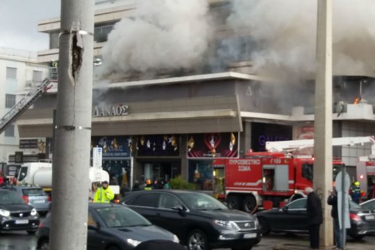 Φωτιά σε αποθήκη πολυκαταστήματος στον Χολαργό