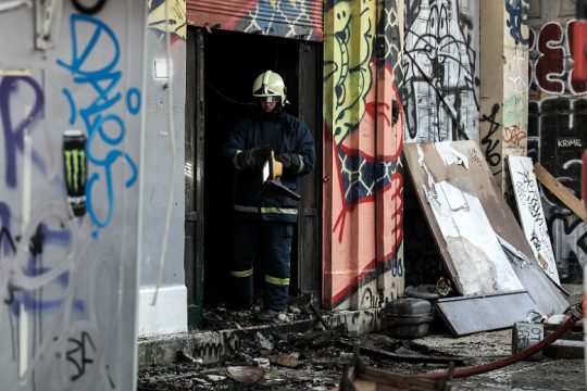 Άστεγος άναψε κεριά για να ζεσταθεί και πήρε φωτιά κτίριο στην Ερμού
