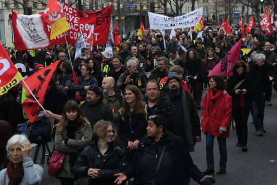 Σε συνεχείς κινητοποιήσεις καλούν τα συνδικάτα στη Γαλλία