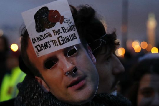 Ναι μεν αλλά ο Μακρόν για το νέο συνταξιοδοτικό