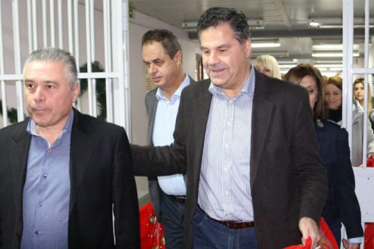 Βιβλία και δώρα από τη ΝΔ στις φυλακές Ελαιώνα Θήβας