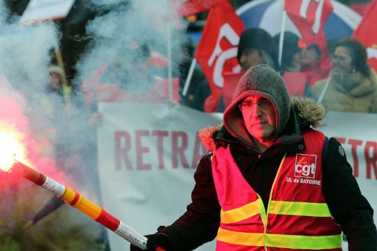 Με απεργίες μέχρι τα Χριστούγεννα προειδοποιούν τον Μακρόν
