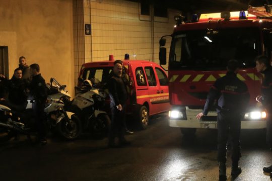 Παρίσι: Νεκρός ο άγνωστος που επιτέθηκε σε αστυνομικούς