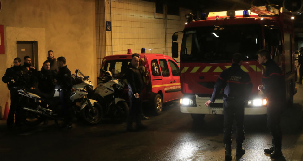Παρίσι: Νεκρός ο άγνωστος που επιτέθηκε σε αστυνομικούς