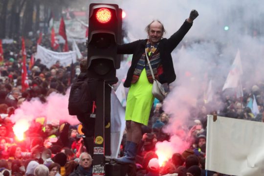 Ξέσπασε η απεργιακή οργή κατά του Μακρόν