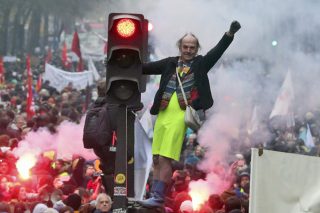 Απεργιακή παλίρροια πλημμύρισε τη Γαλλία
