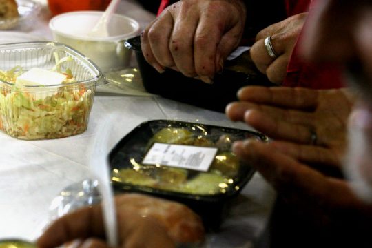 Γεύμα αγάπης για εκατοντάδες άπορους και άστεγους από τον Δ. Αθηναίων
