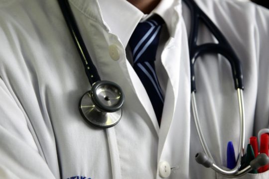 ΟΕΝΓΕ: Θα προσφέρουμε περίθαλψη σε πρόσφυγες και μετανάστες με ή χωρίς ΑΜΚΑ