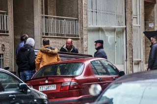 Ανδρας βρέθηκε δολοφονημένος στην είσοδο του σπιτιού του