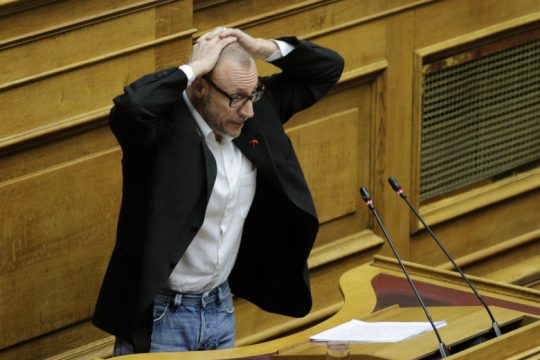 «Παραδίνομαι»