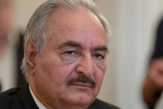 Ο Σαράτζ ζητά ξένη βοήθεια και ο Χάφταρ στέλνει τελεσίγραφο
