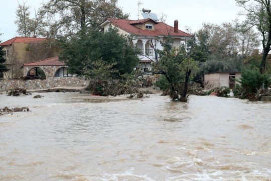 Εναερίτης και οδηγός στο έλεος της κακοκαιρίας