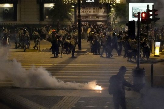 Δακρυγόνα και κλομπ σε νέα αντικυβερνητική διαδήλωση στο Χονγκ Κονγκ