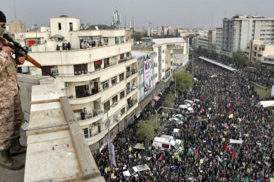 Ιρανοί αστυνομικοί «βαράνε στο ψαχνό» αντικυβερνητικούς διαδηλωτές