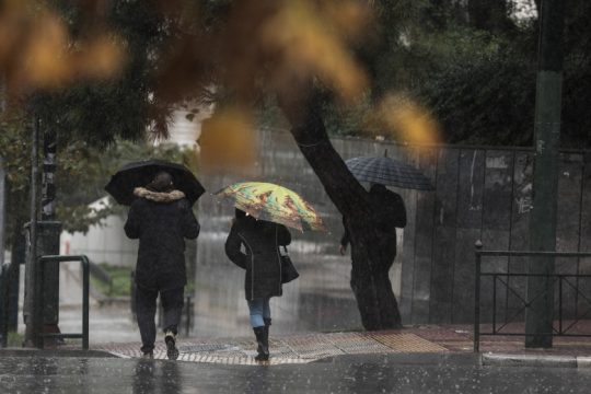 Βροχή, θυελλώδεις ανέμους και προβλήματα στην ακτοπλοΐα έφερε ο Ετεοκλής