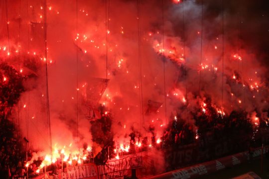 Κοινή πορεία οπαδών Ολυμπιακού και Ερυθρού Αστέρα από το Σύνταγμα στο Φάληρο
