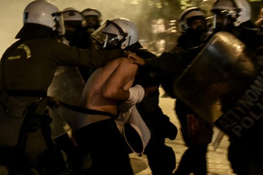 Ανακοίνωση-ντροπή από Χρυσοχοΐδη για την άγρια καταστολή στα Εξάρχεια