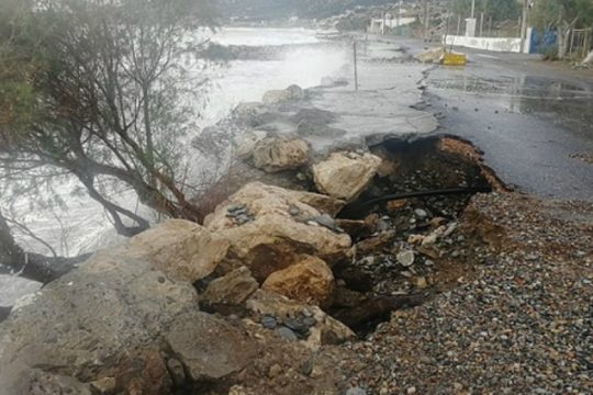 Ζημιές στην παραλιακή του Κερατόκαμπου από τα καιρικά φαινόμενα