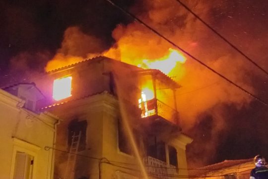 Γλίτωσαν από «θαύμα» από το φλεγόμενο κτίριο στην Κέρκυρα